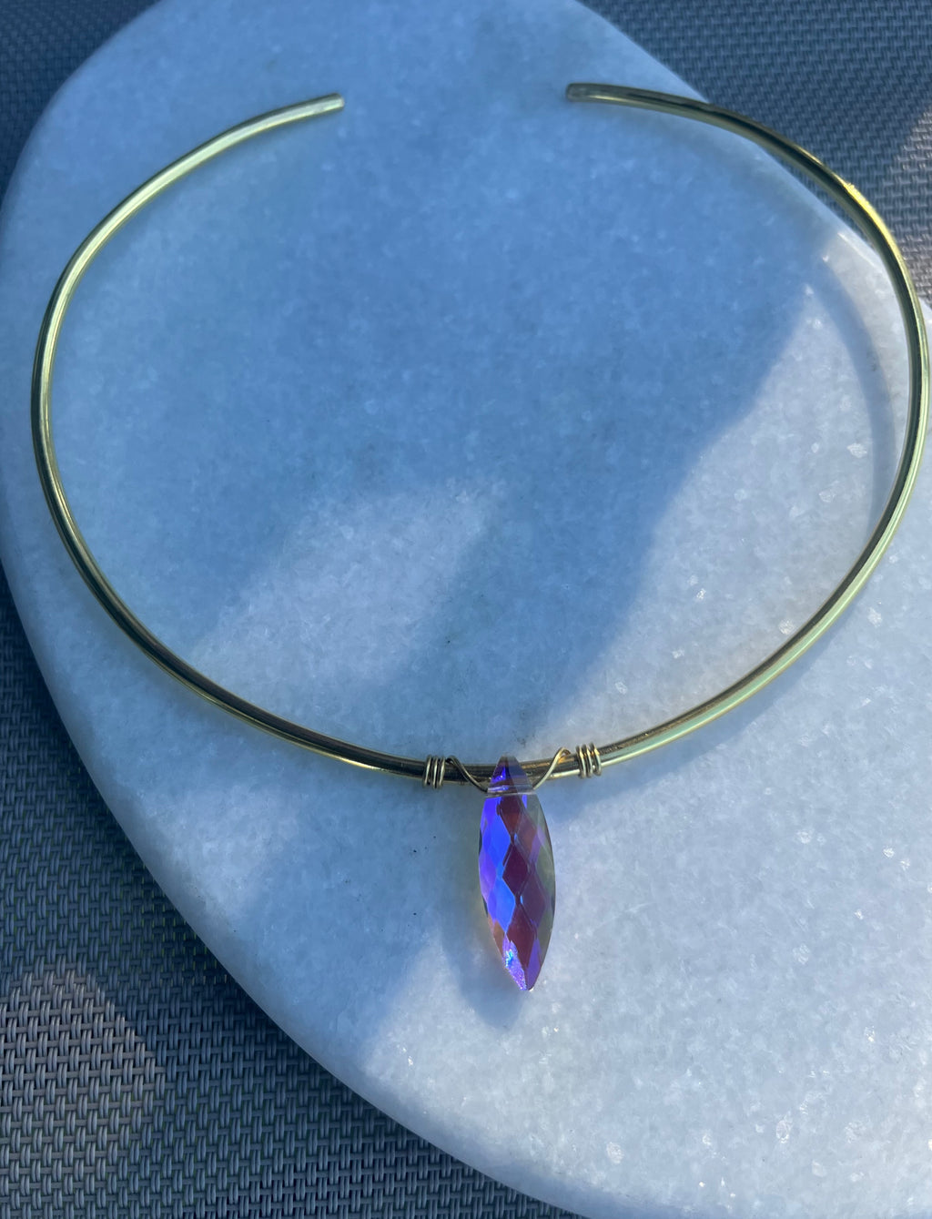 Collier Torque en laiton-Pendentif verre facette violet/bleu