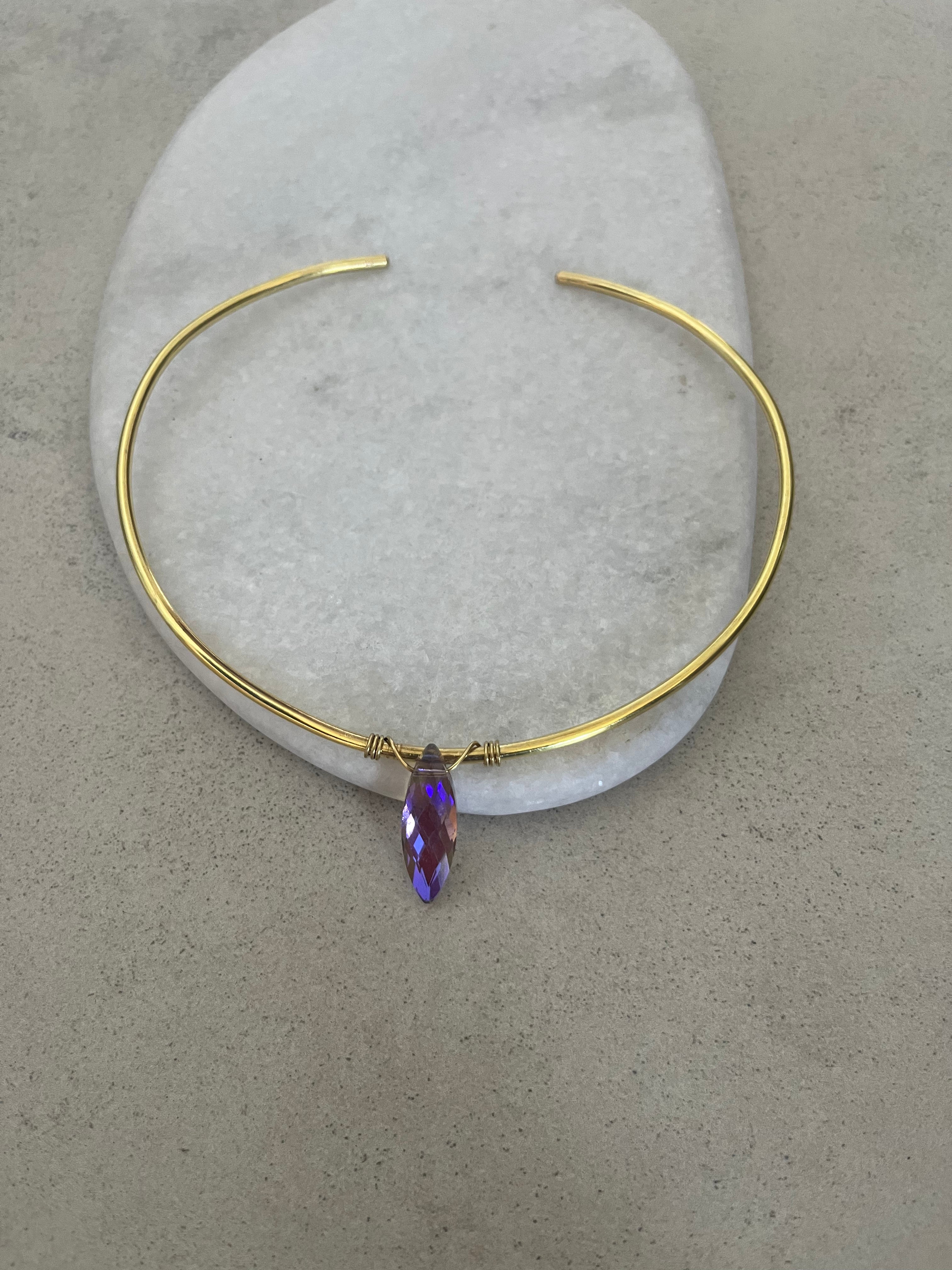 Collier Torque en laiton-Pendentif verre facette violet/bleu